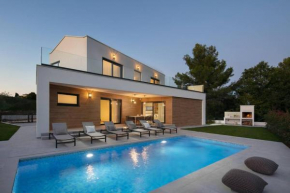 Moderne Luxusvilla Mali Dvor mit Pool 500m am Meer in Porec